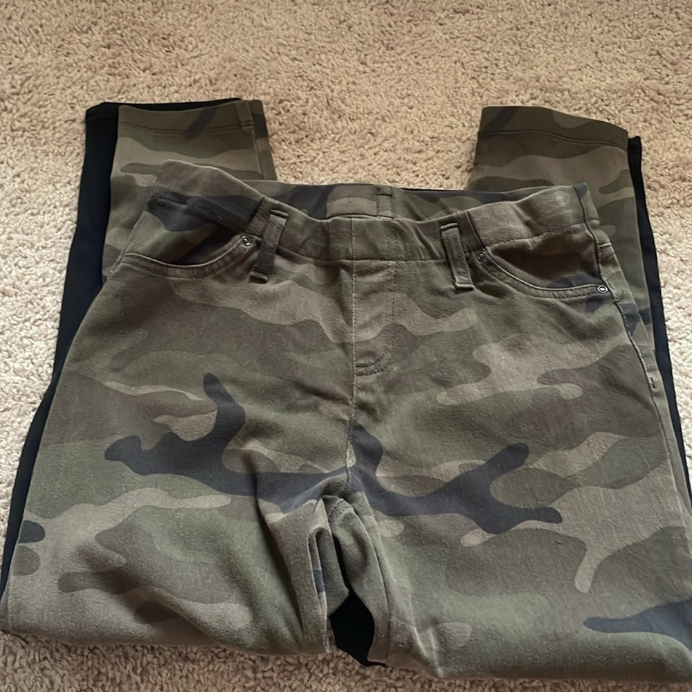 Time and True Women’s Camouflage and Black Capri Jeggings (size 8-10) - Picture 5 of 5